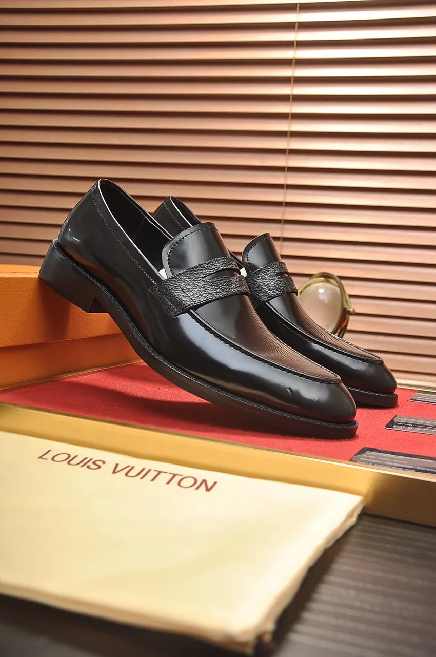 Men's men's shoes 💰460💶 [LV] (all high-end sheep lining) 🍀LV's latest genuine leather business suit shoes are launched simultaneously on the official website. The first-layer cowhide imported from Italy is made of heavy gold, 💥official website 1:1 rubber outsole. Versatile to wear, high-end without losing class, and the color combination is extraordinary. This four-season style is alluring when worn on your feet, showing off your big-name flair. Standard code 38-45 (45 customized)
